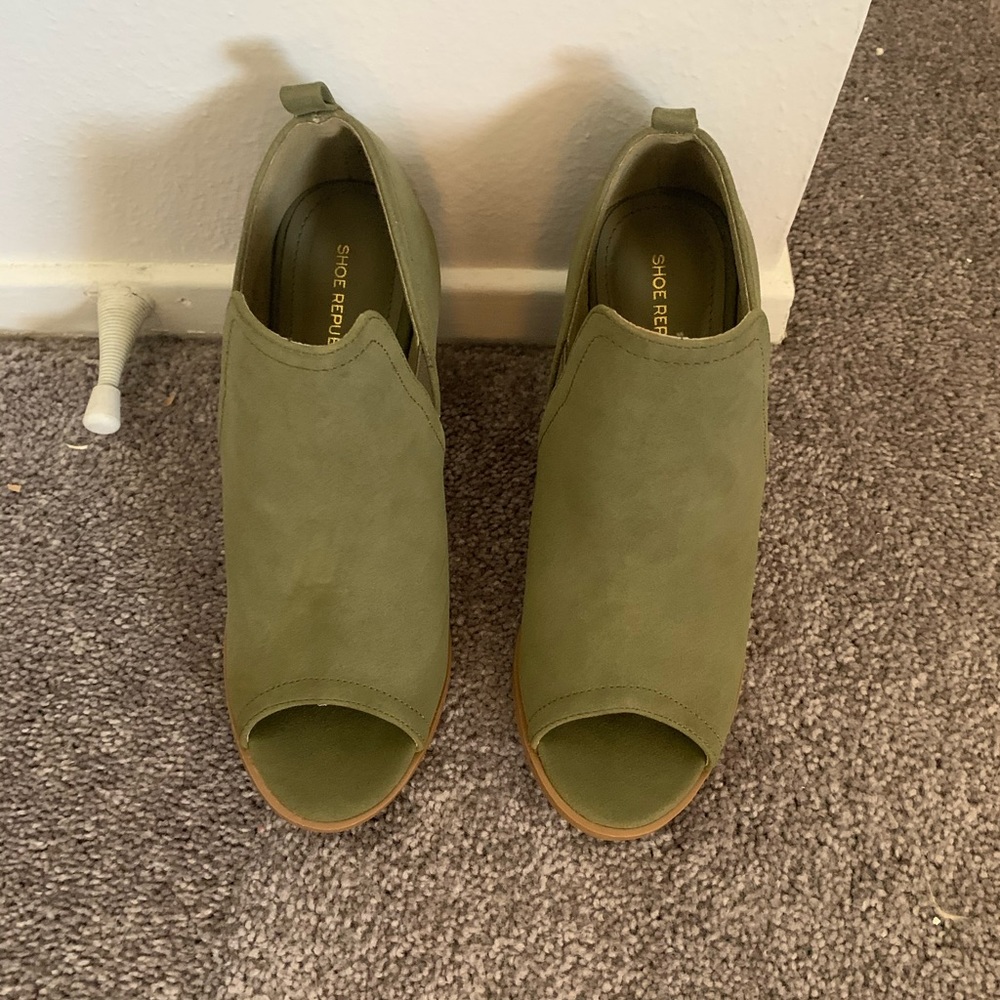 Green peep toe heals